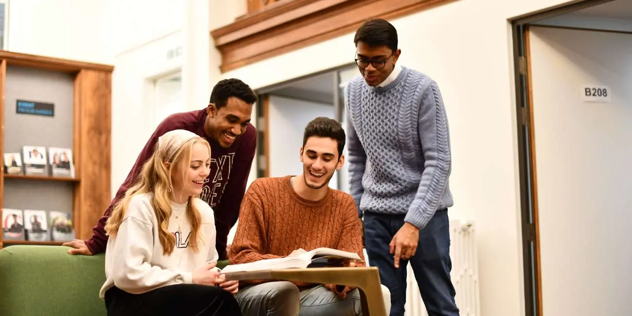 شغل های رشته انسانی برای خانمها و آقایان