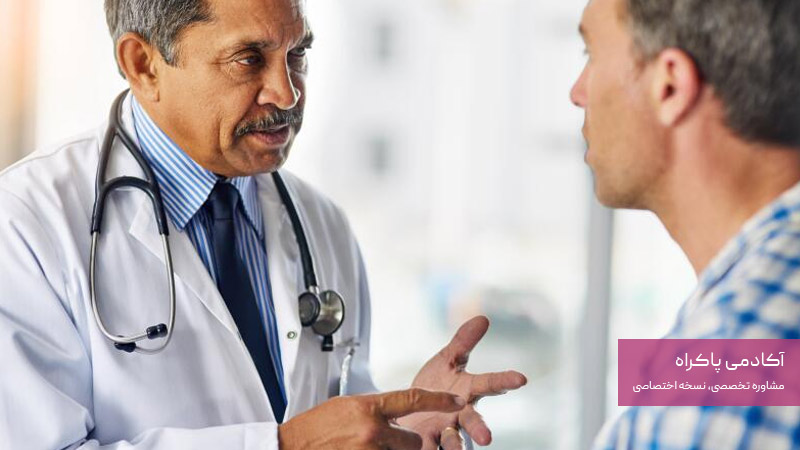طبابت دکتر متخصص از بیمار 