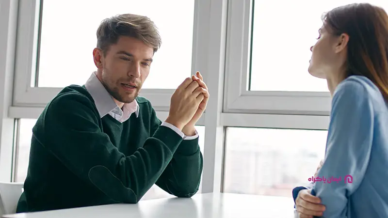 پرهیز از ارتباط چشمی؛ علت بی انگیزگی شغلی