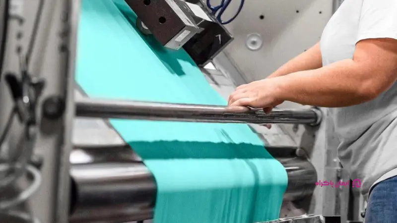 طراح بافت پارچه در کارخانه نساجی