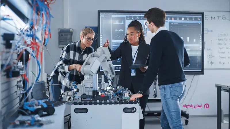 پژوهشگر رباتیک در دانشگاه یا مرکز تحقیقاتی