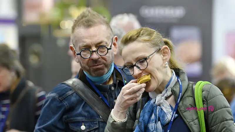 پذیرایی از مراجعه کنندگان در نمایشگاه