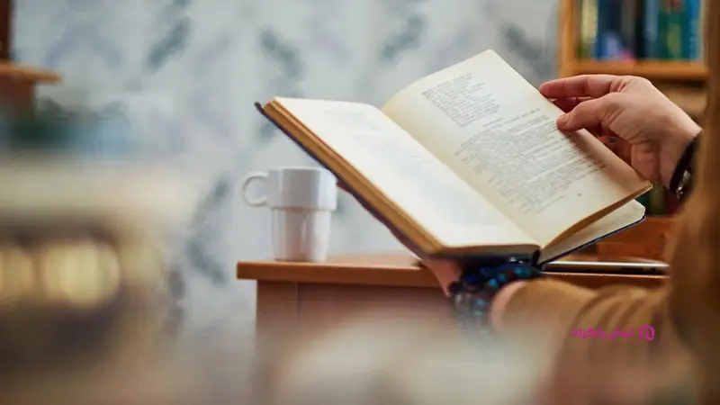 مطالعه کتاب‌ها و مقاله‌های مدیریتی و رهبری