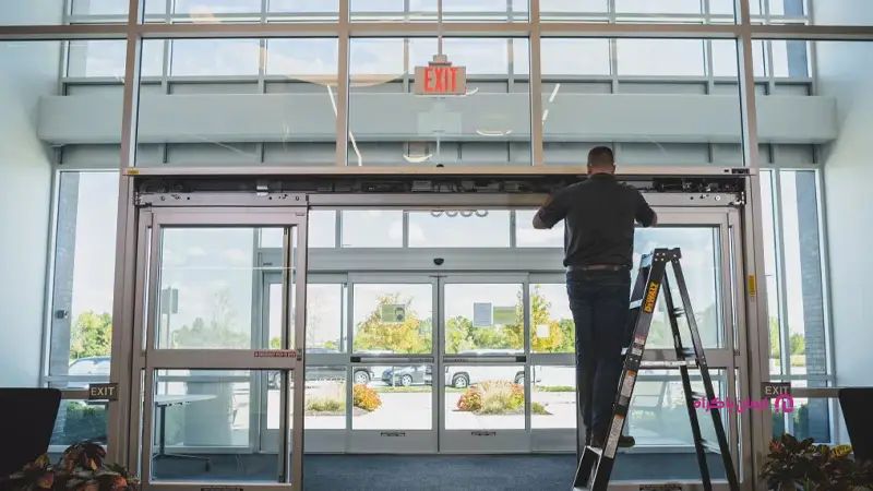 نصاب درب‌های اتوماتیک، از مشاغل برق ساختمان