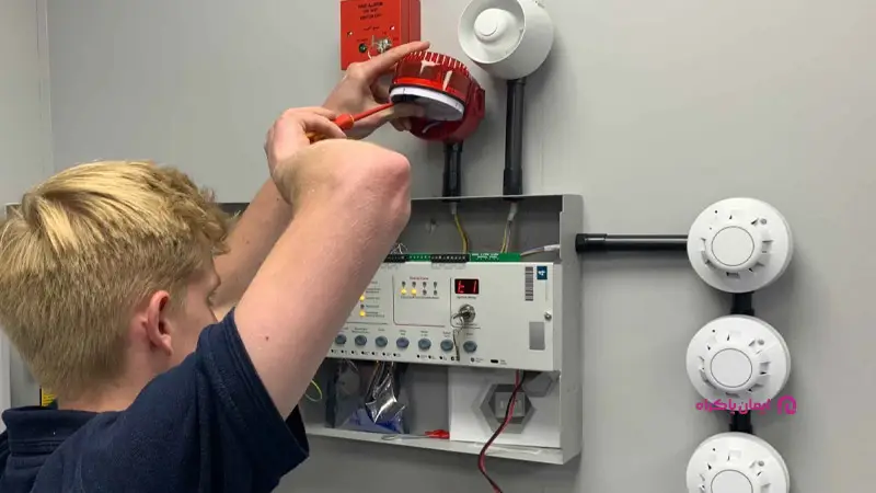 نصاب و فروشنده سیستم اعلام حریق، از مشاغل برق ساختمان