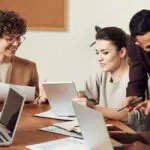 اهمیت گفتگو در محیط کار