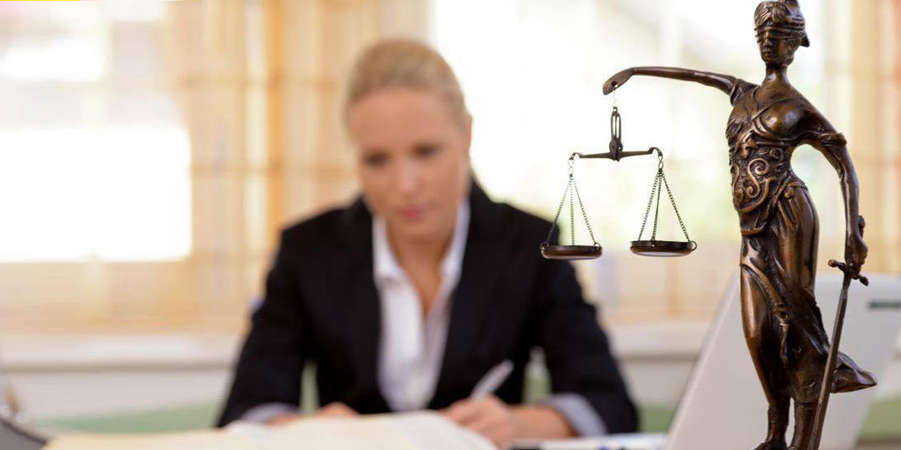 بررسی شغل وکالت؛ مزایا و چالش‌ها